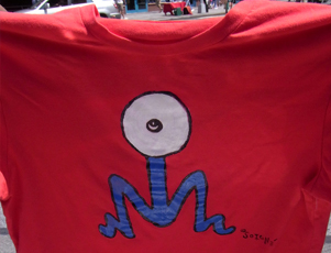 不思議なキャラクターのTシャツ_b0007805_8534661.jpg