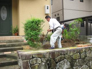 花壇工事着工♪_e0128446_12104230.jpg