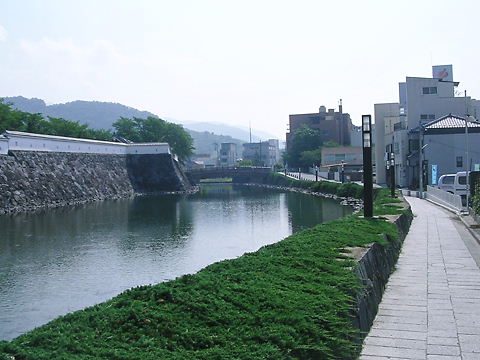 甲府城の堀端_f0191673_1948149.jpg