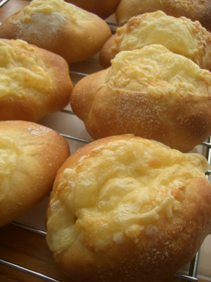 ウインナーチーズパン　by　ホシノ天然酵母_c0066157_13464098.jpg