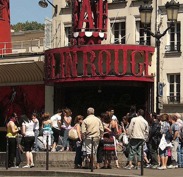 パリ、ムーランルージュ前、人だかりはなに？ フランスと日本の衣食住