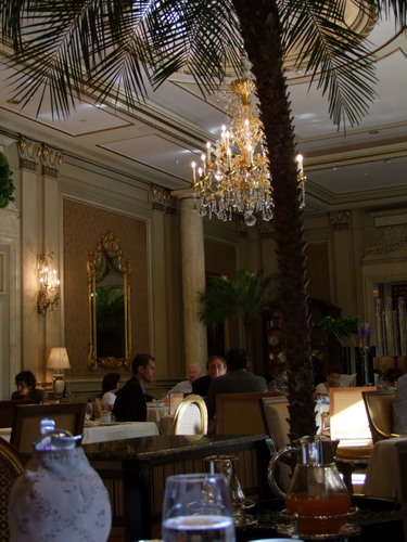 「フランス・パリ　パラスホテル　フォーシーズンズ ジョルジュ・サンクに泊まる、朝ごはんも。」_a0000029_4141198.jpg