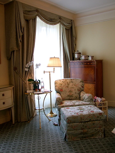 「フランス・パリ　パラスホテル　フォーシーズンズ ジョルジュ・サンクに泊まる、朝ごはんも。」_a0000029_461535.jpg