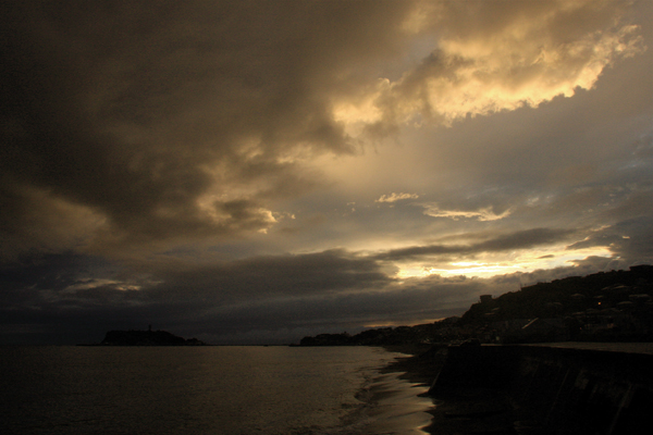 七里ヶ浜の夕景・雨上がり篇。_b0022268_21373589.jpg