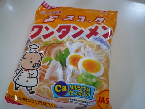 休みのお昼に~エースコックのワンタンメン~♪_e0123286_18365915.jpg