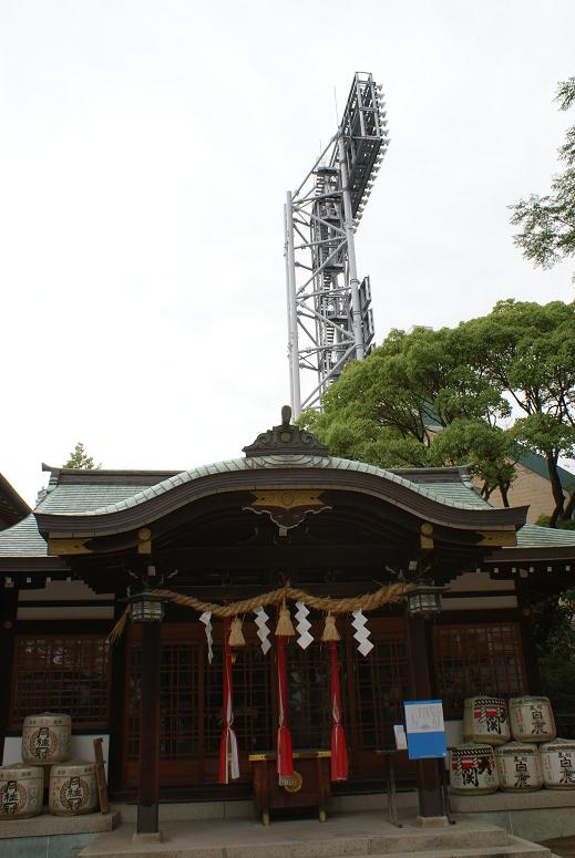 甲子園球場隣の通称タイガース神社_b0063958_2332555.jpg