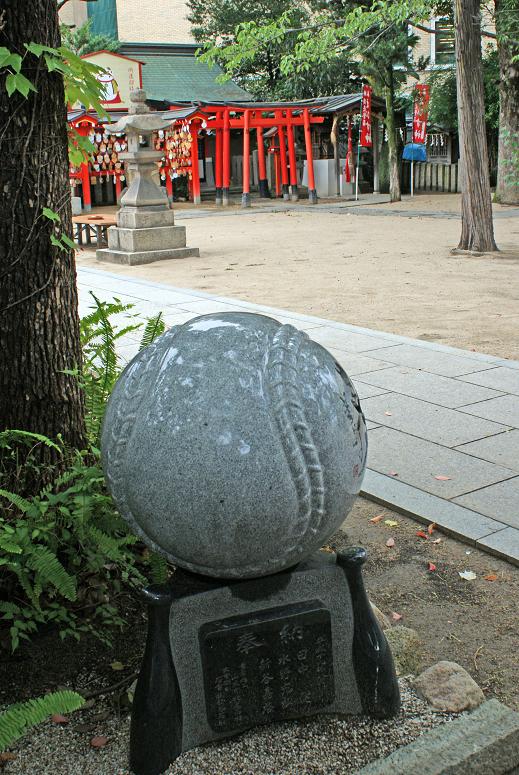 甲子園球場隣の通称タイガース神社_b0063958_23529100.jpg