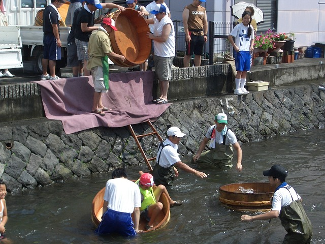 今年も転覆!田宿川たらい流し川祭り_f0141310_21591914.jpg