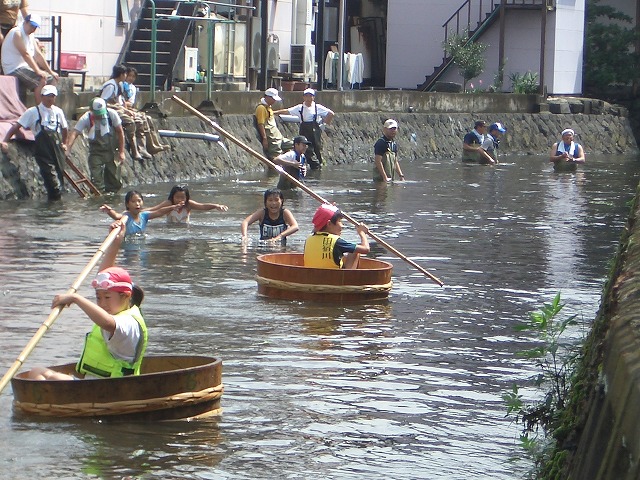 今年も転覆!田宿川たらい流し川祭り_f0141310_2159380.jpg