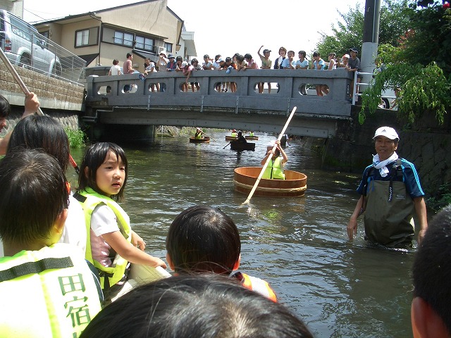 今年も転覆!田宿川たらい流し川祭り_f0141310_2232073.jpg