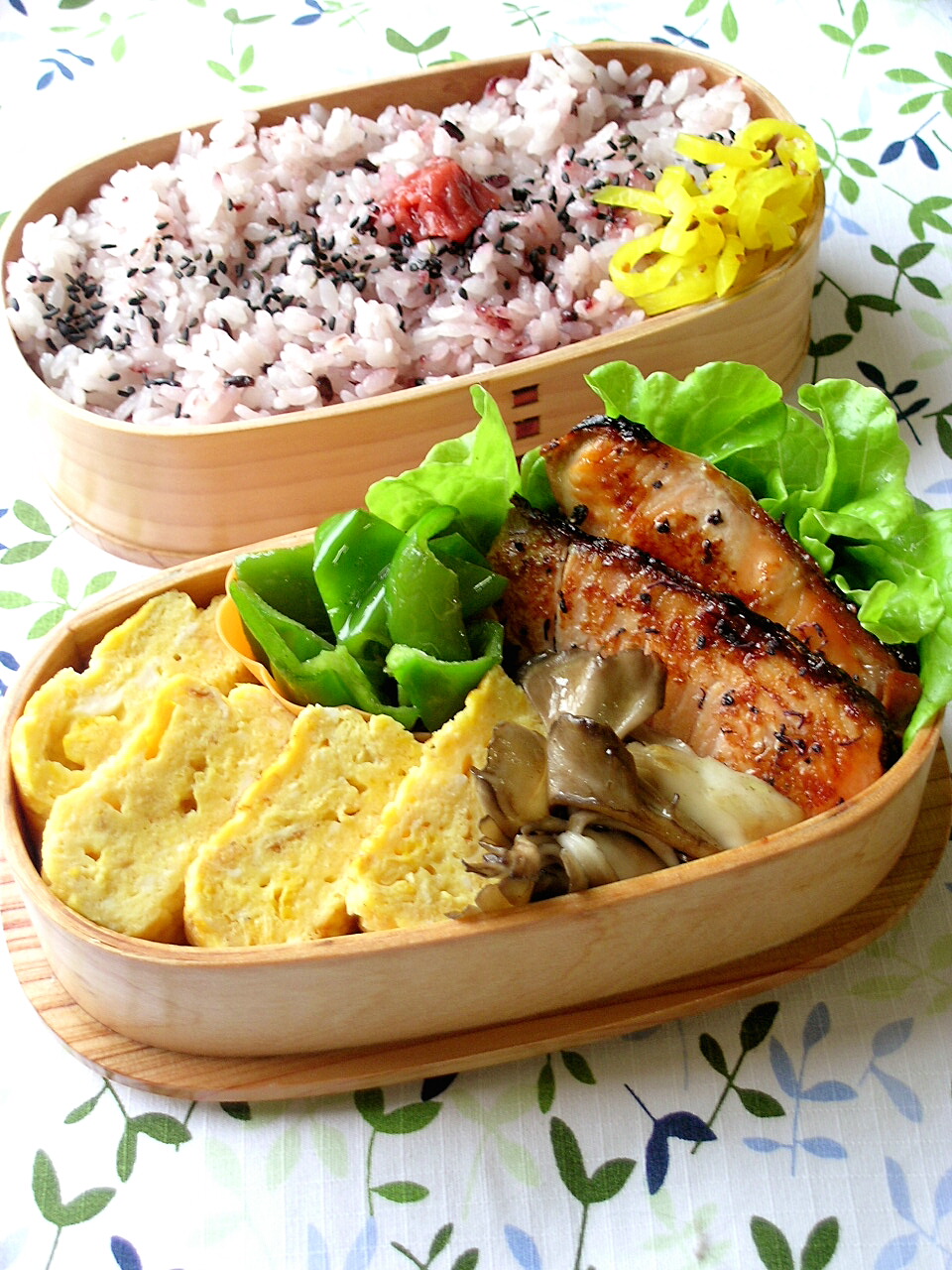 玉子焼きとネギ塩鮭のお弁当_b0171098_930154.jpg