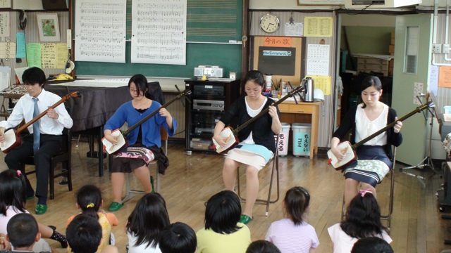 西新井第一小学校で三味線の授業を行いました 東京藝大 アートリエゾンセンター Alc Blog 西新井第一小学校で三味線の授業を行いました 東京藝大 アートリエゾンセンター Alc Blog