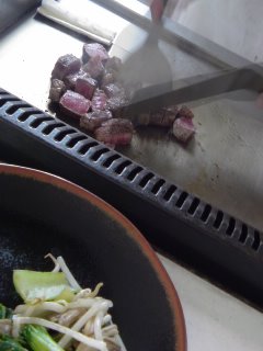 新生児2日目と…米沢牛鉄板焼。_f0177295_130692.jpg
