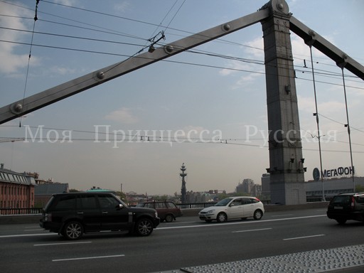 春のモスクワ モスクワ川のクリムスキー橋を渡ってゴーリキイ公園の入り口へ_a0094770_11271493.jpg