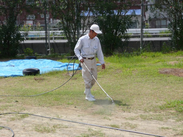 共同グラウンド除草剤散布作業_a0134886_233148.jpg