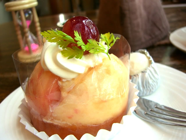 美味しい桃のケーキはいかが？_f0201488_22153921.jpg