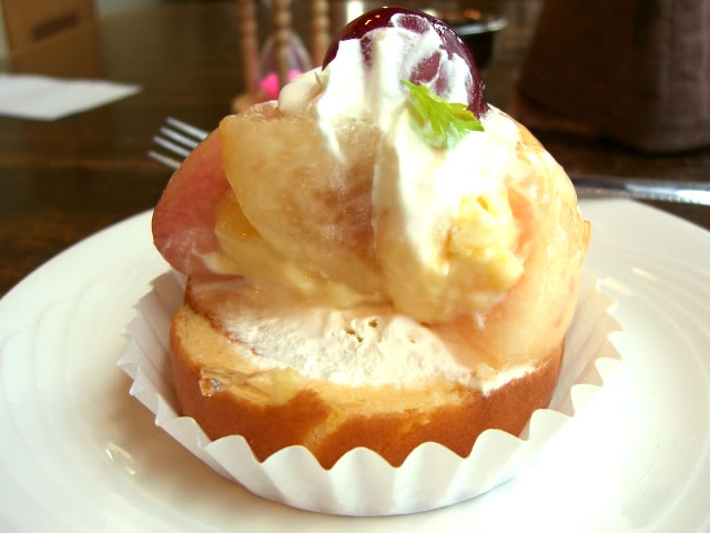 美味しい桃のケーキはいかが？_f0201488_2216181.jpg