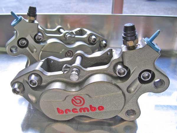 GPZ900Rニンジャに装着予定のブレンボレーシングキャリパーの