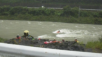 雨　→　増水　→　カヤック_b0178369_22531435.jpg