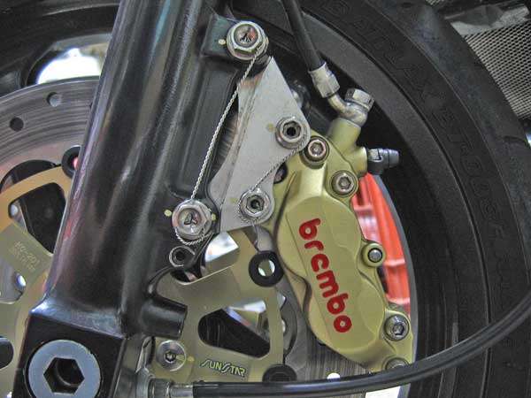 GPZ900Rニンジャに装着予定のブレンボレーシングキャリパーを装着