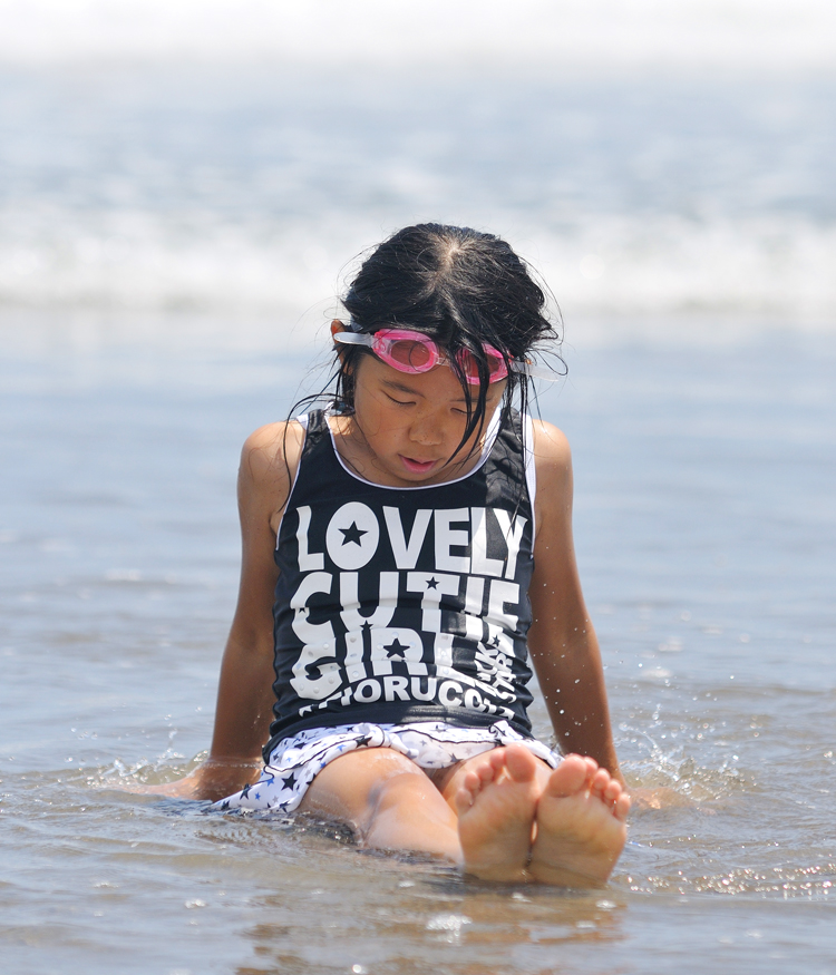 A girl on the beach_e0101209_20411837.jpg