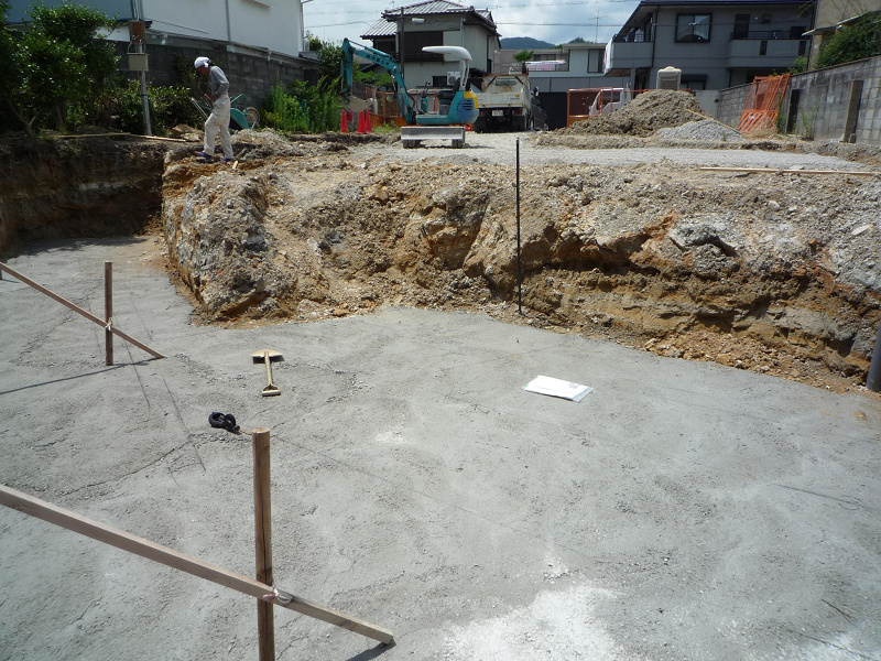 擁壁工事 砕石地業・捨てコン・地墨出し_b0171510_15574940.jpg