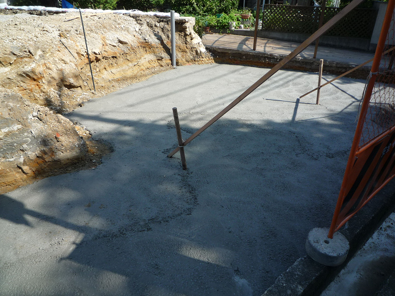擁壁工事 砕石地業・捨てコン・地墨出し_b0171510_1557938.jpg