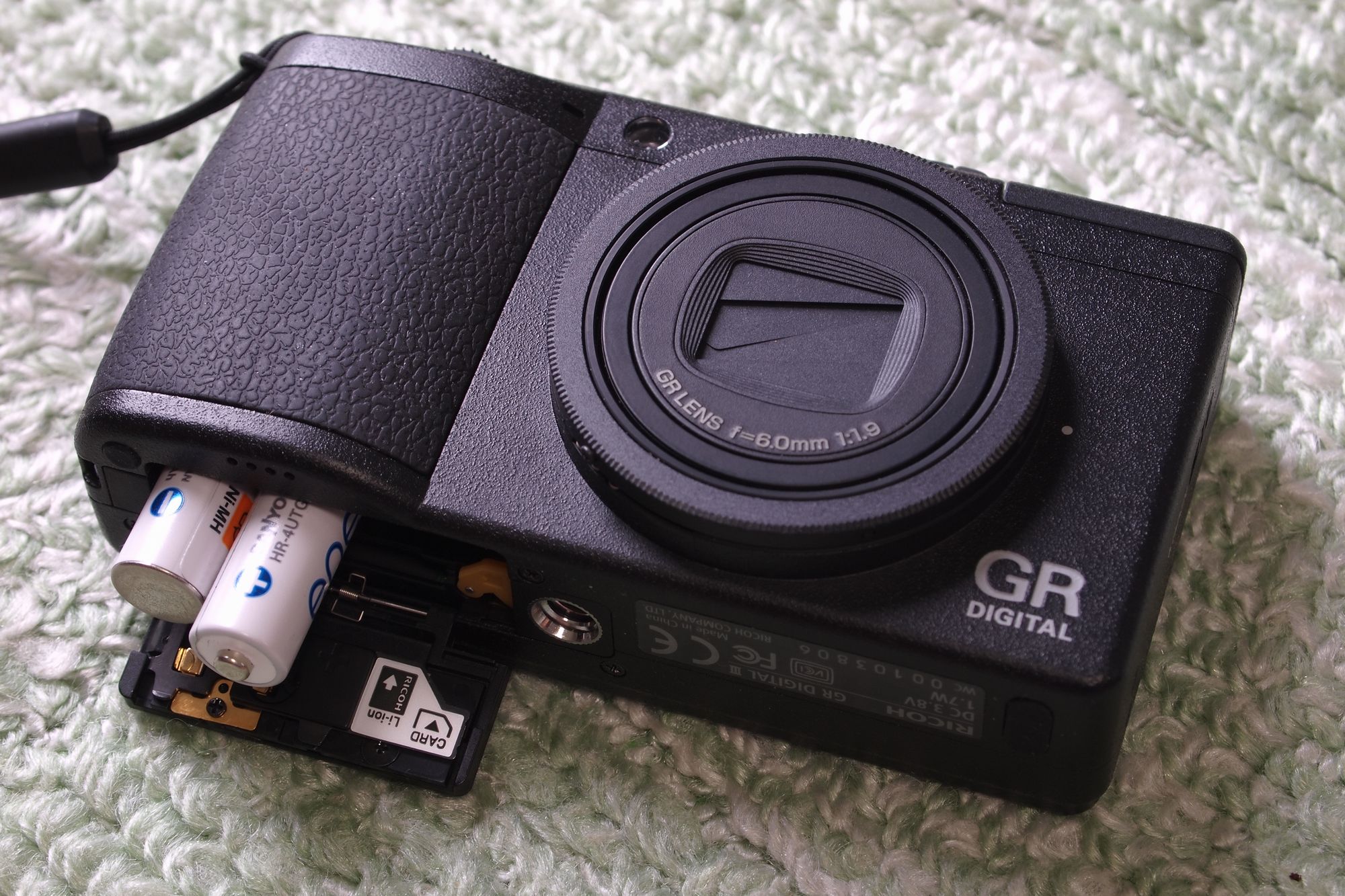 RICOH GR DIGITALの好きなところ…乾電池対応 : TACデジタル写真 RICOH GR DIGITALの好きなところ…乾電池対応 : TACデジタル写真