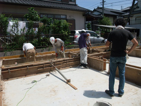 「岩成台の家」基礎立ち上がりコンクリート打ち_b0179213_17194466.jpg