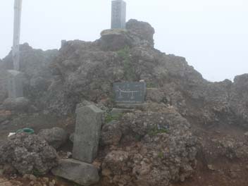 鳥海山登山④　七高山へ_e0140496_3432632.jpg