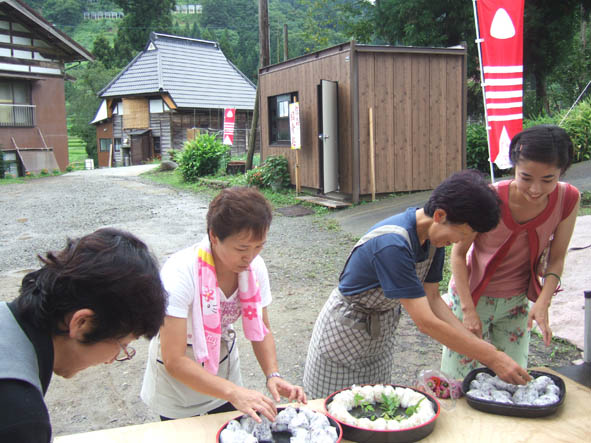 車座おにぎり_e0176366_2247579.jpg