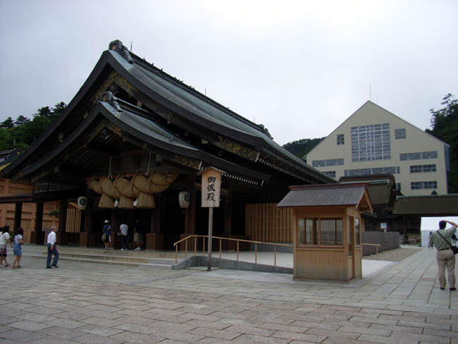 出雲大社の屋根_b0186200_2301514.jpg