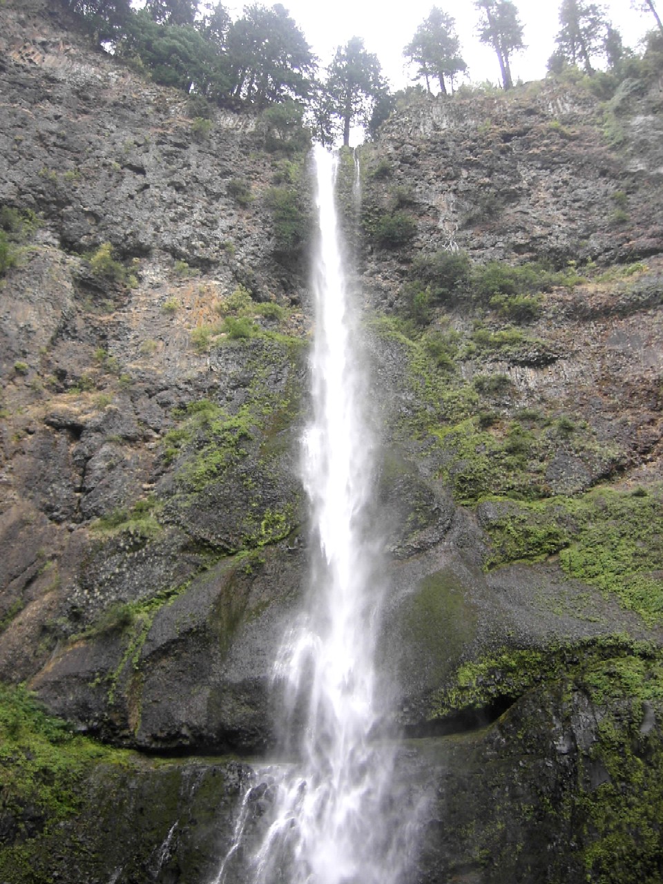 アメリカで2番目に高い滝 Multnomah Falls はい 隣はヒッピーです アメリカで2番目に高い滝 Multnomah Falls はい 隣はヒッピーです