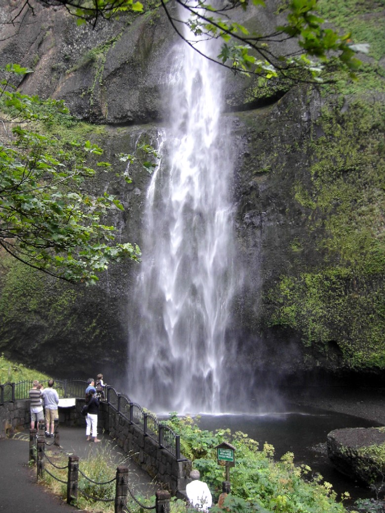 アメリカで2番目に高い滝。 -Multnomah Falls : はい、隣はヒッピーです。