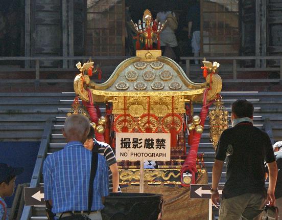 どうしてここに神輿？　比叡山延暦寺・根本中堂_b0063958_9524617.jpg