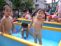 幼稚園　保育園　プール　全裸 