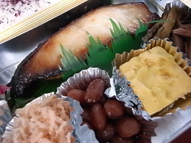 銀ダラふっくら！魚屋さんの弁当_d0122797_041218.jpg