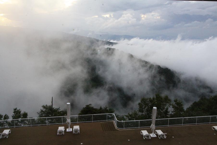 雲の下に住んでいる自分たち_a0107574_22371422.jpg