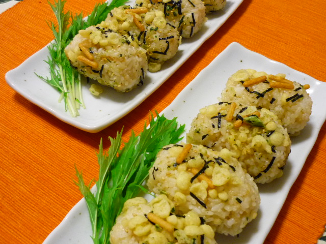 お茶漬けの素でおにぎり さつま揚げと豆腐のピリ辛風 織物をセッティング かまきり おうち大好き お茶漬けの素でおにぎり さつま揚げと豆腐のピリ辛風 織物をセッティング かまきり おうち大好き