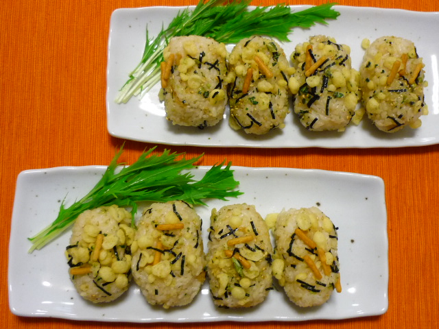 お茶漬けの素でおにぎり さつま揚げと豆腐のピリ辛風 織物をセッティング かまきり おうち大好き お茶漬けの素でおにぎり さつま揚げと豆腐のピリ辛風 織物をセッティング かまきり おうち大好き