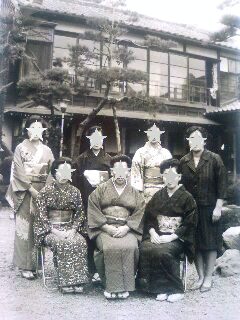 昔の母の実家の家族写真 母の装い ちょこっとキモノ 普段着の着物 昔の母の実家の家族写真 母の装い ちょこっとキモノ 普段着の着物