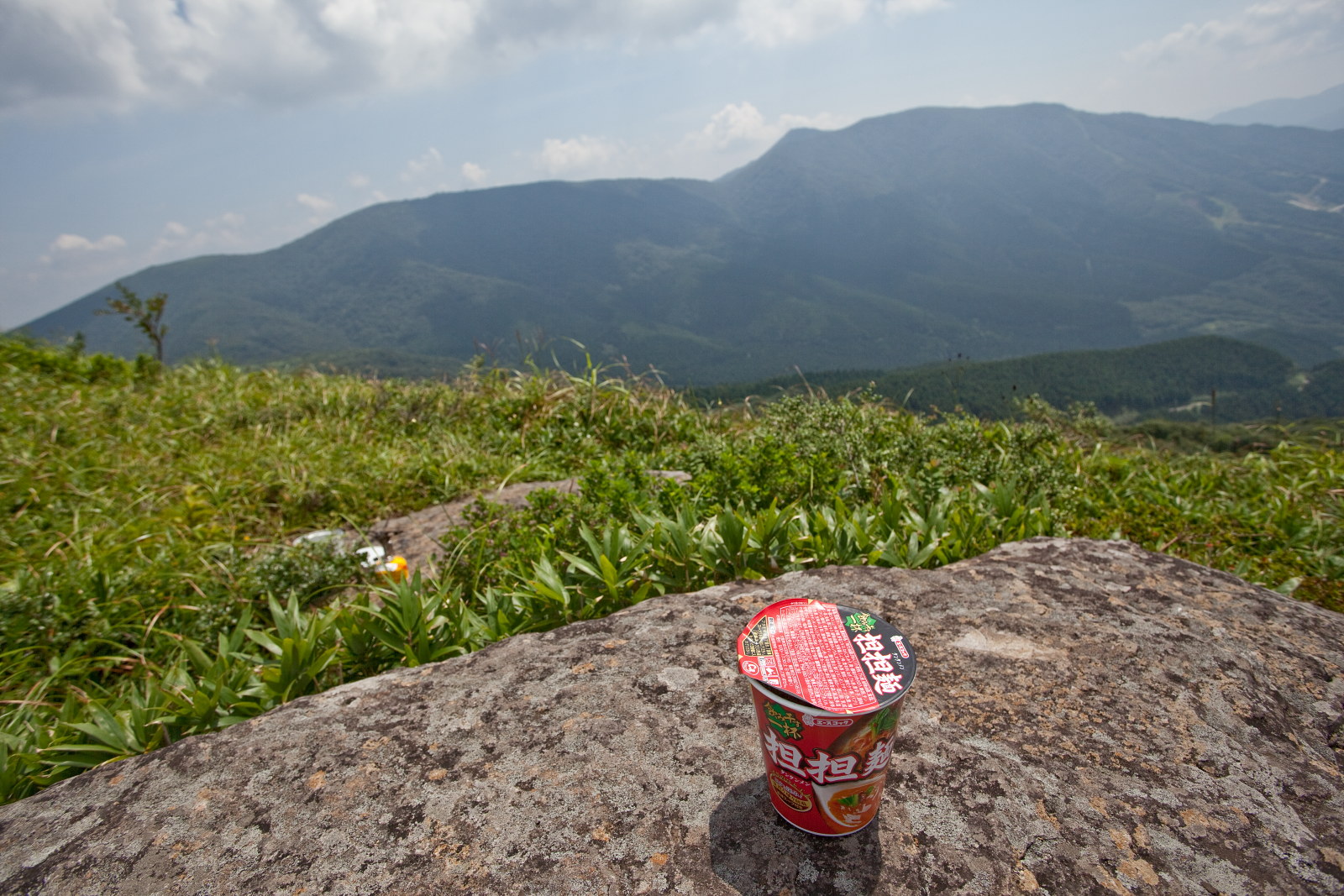 山の上でとる昼食は_e0015567_17412466.jpg