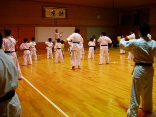 盛況です..._c0118332_22205825.jpg