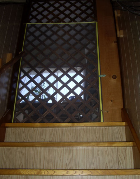 安心留守番  ラティスで網戸  _a0136293_15494829.jpg