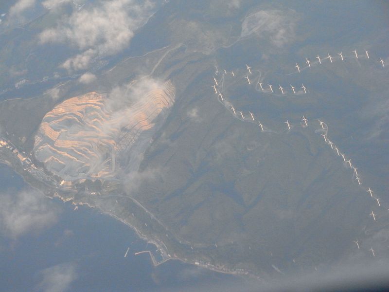 空から発見した石灰石採石場_c0025115_2325364.jpg