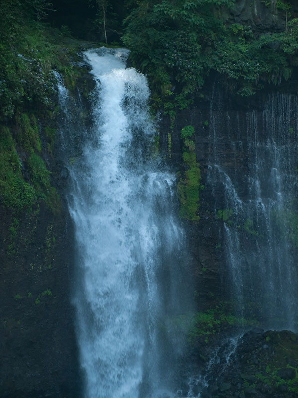 湧き水の滝_b0187052_18511112.jpg