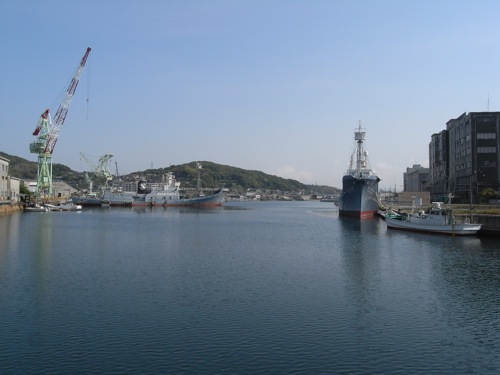 下関漁港閘門（水門橋）から伊崎町方面を見る_e0196318_15522788.jpg