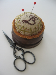 monogram pincushion - finish :-)_e0115325_4018.jpg