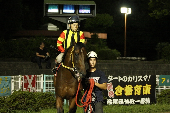 中西達也騎手、通算勝利1900勝達成～_a0077663_2210798.jpg