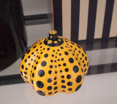 Yayoi Kusama 宇宙へ行くときのハンドバック買ってしまった。。。_f0083294_1634131.jpg